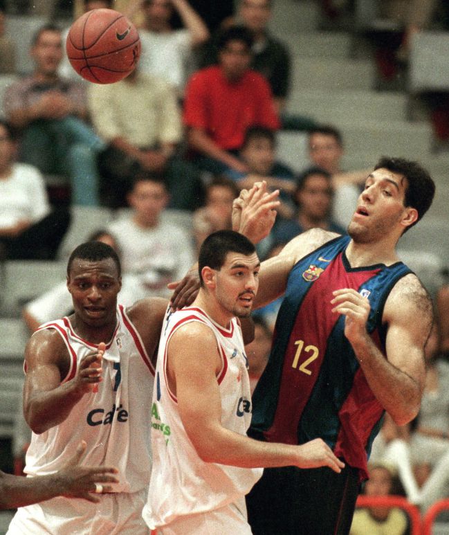 Luis Scola, en el Gijón, ante Roberto Dueñas, del Barcelona.