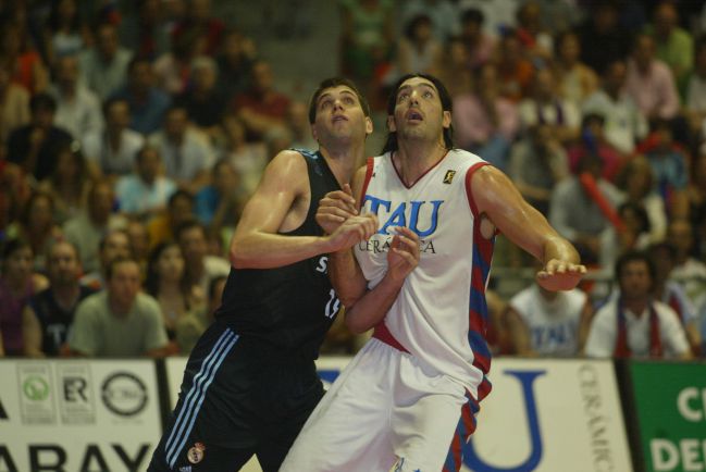 Felipe Reyes (Real Madrid) y Luis Scola (Baskonia) luchan por la posición en un rebote.