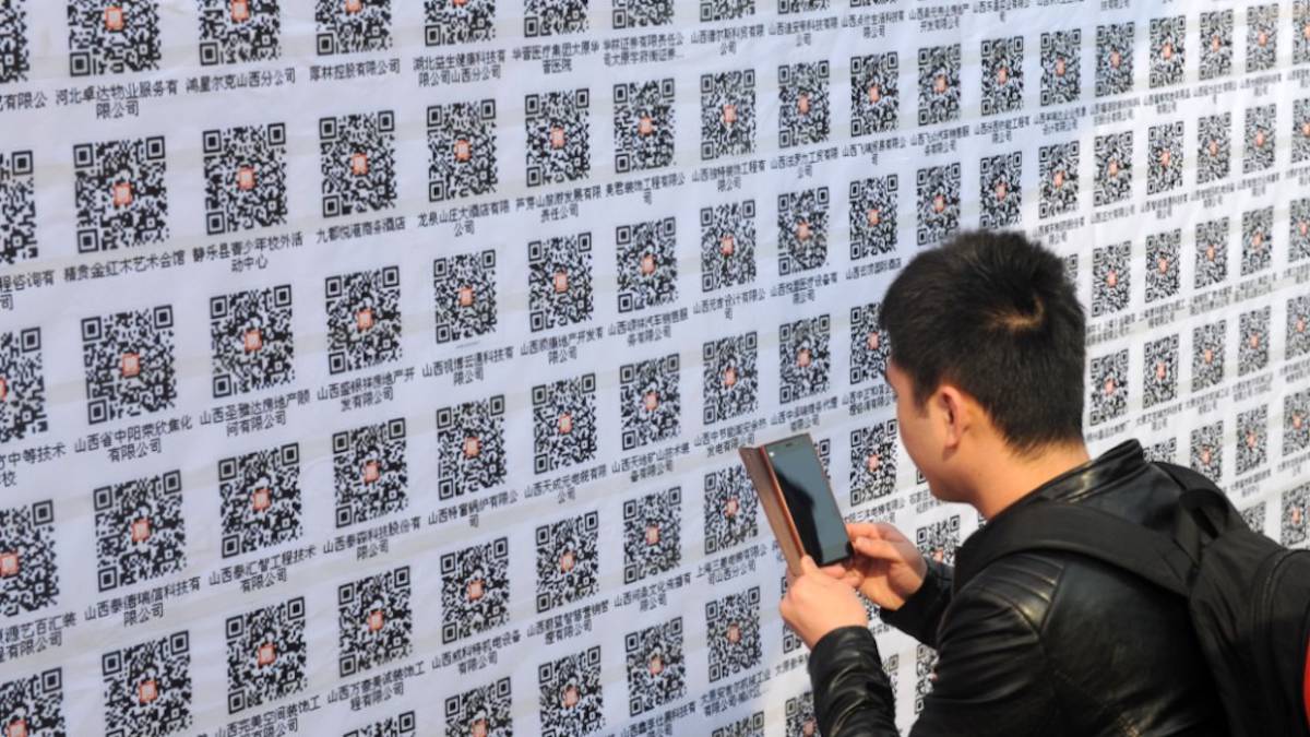 Chinese jobs. QR код китаец. Самый большой QR код. Стена QR кодов. Коды в Китае.