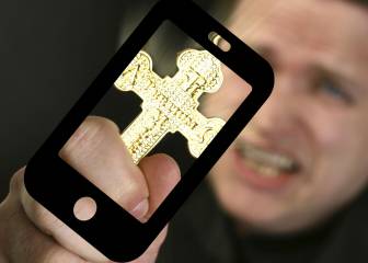 Exorcismos a distancia por el móvil, la Iglesia se actualiza a las nuevas tecnologías