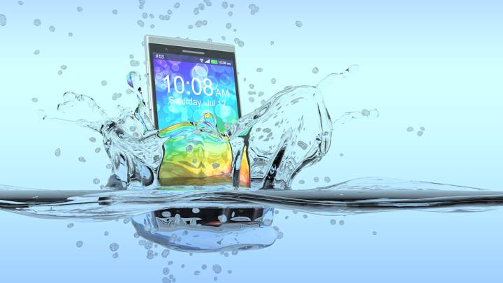 Qué hacer si el móvil se cae al agua: primeros pasos