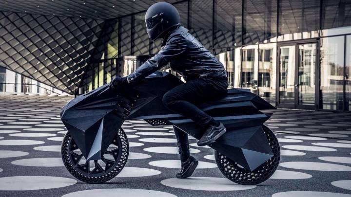 NERA, la primera moto eléctrica impresa en 3D con ruedas sin aire
