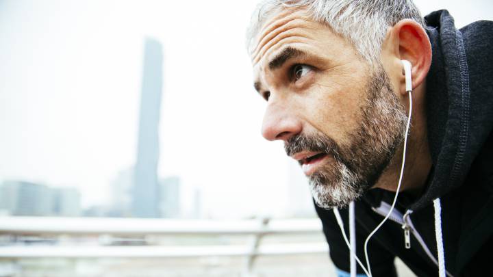 Hombre de 40 años poniéndose en forma