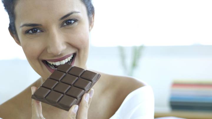 chica comiendo chocolate aunque tenga acné