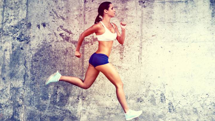 Mujer practicando running