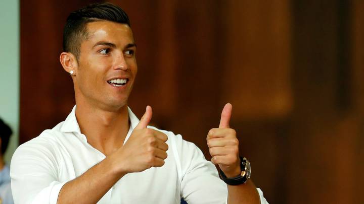 Cristiano Ronaldo tiene unos buenos músculos abdominales.