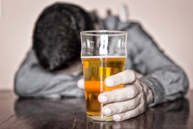 El alcohol favorece la aparición de celulitis.