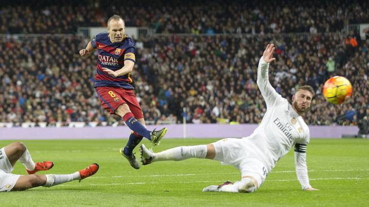 Iniesta golpea el balón en un clásico.