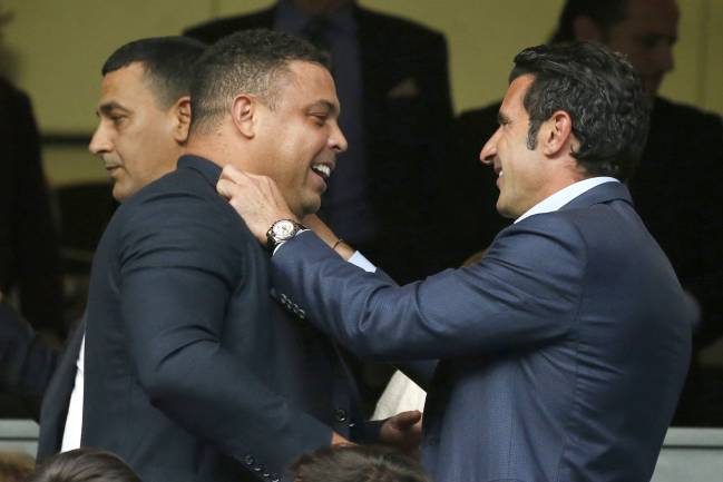 Ronaldo junto a Luis Figo.