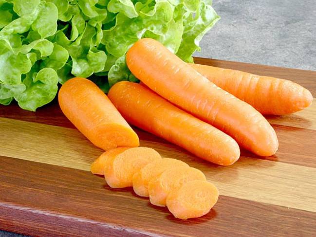 Comer zanahoria ayuda a ponerse moreno.