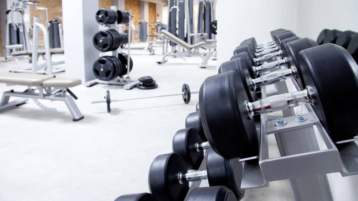 Maquinas de gimnasio vs peso libre, ¿qué entrenamiento es mejor?