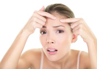 El acné solar en verano