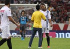 Ronaldinho autografió una polera en pleno partido de la liga mexicana