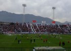 Hinchas albos llegan en masa a última práctica de Colo Colo