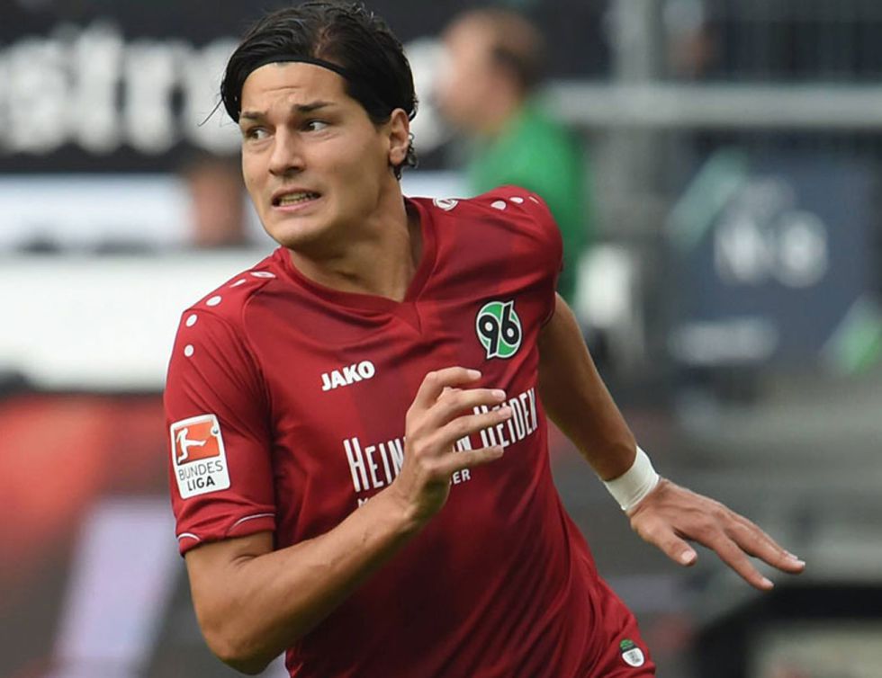 Miiko Albornoz regresó en derrota del Hannover con Bayer ...