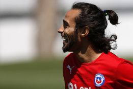 Valdivia está en Chile para tratar su lesión en Pinto Durán