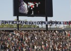Hinchas de Colo Colo exhiben amenazante lienzo en Macul
