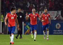 Mauricio Isla le dedicó el gol a su hija y alabó el juego de Alexis