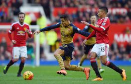 Arsenal y Alexis ven de lejos la cima tras caer en Manchester