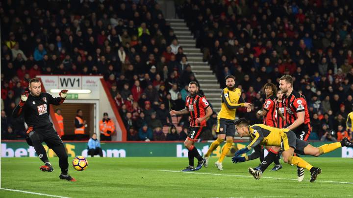 Alexis guía la reacción de Arsenal que rescata un empate