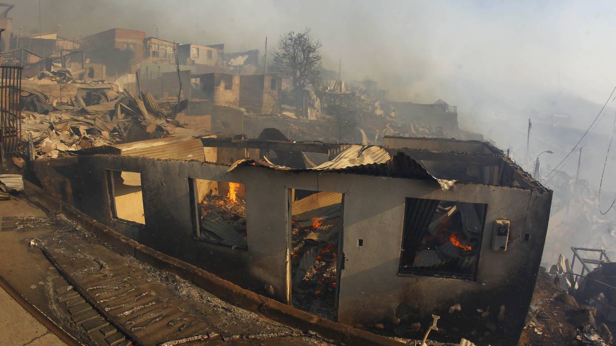 Incendio En Valparaíso Provoca Evacuación Y Deja Más De 100 Casas ...