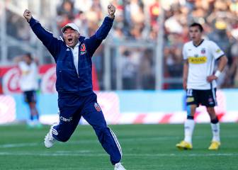 Sampaoli posa con la camiseta de la U en la previa al clásico