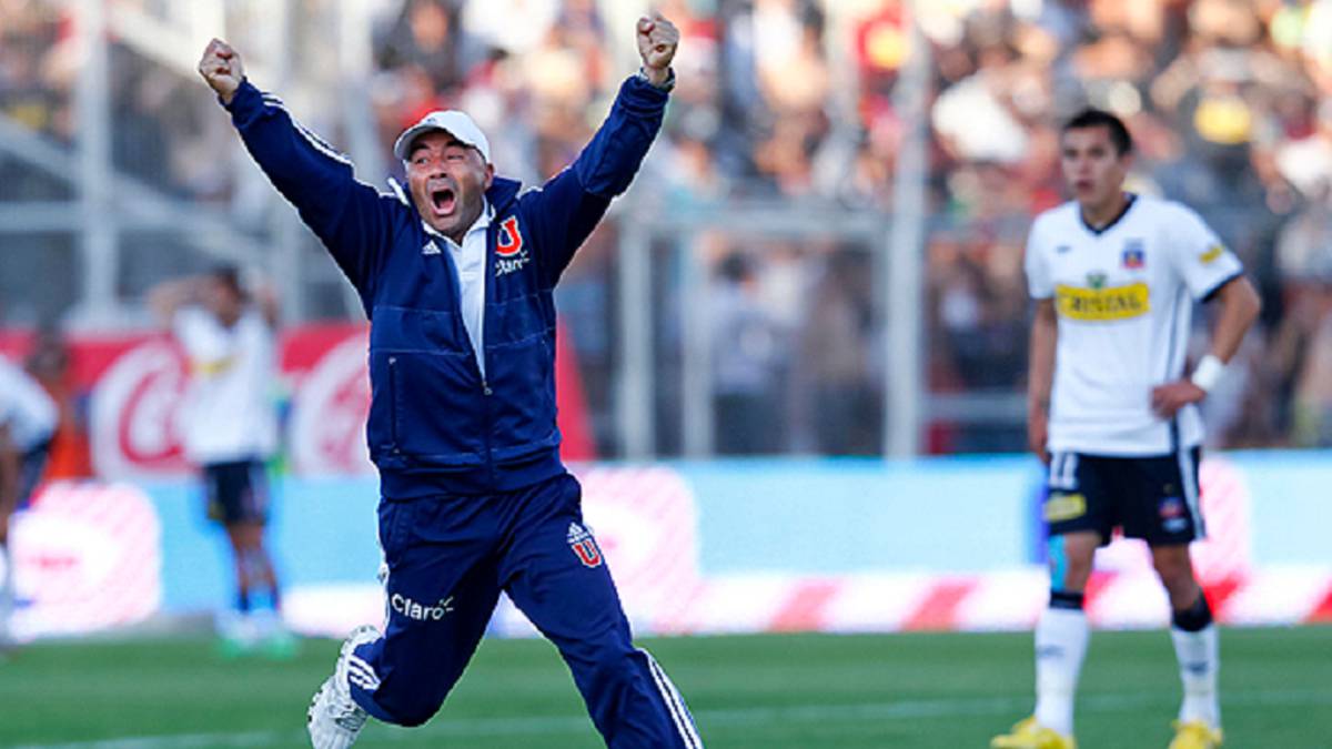 Sampaoli Posa Con La Camiseta De La U En La Previa Al Clásico - AS Chile