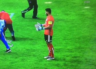 Herrera recibió una moneda en la cabeza que demoró el inicio