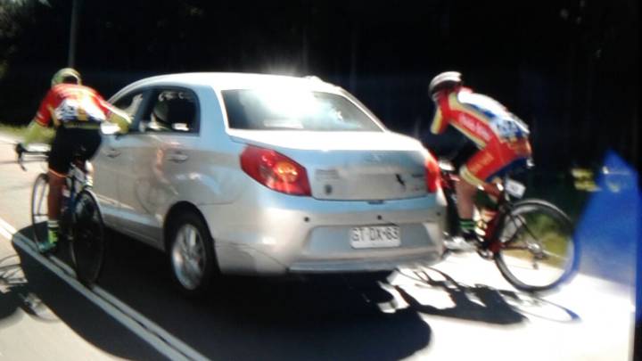 Tres ciclistas expulsados por remolcarse en un vehículo