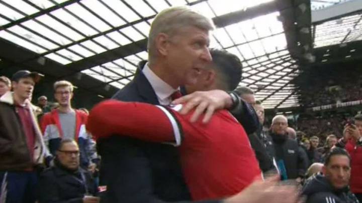 El cálido abrazo de Alexis Sánchez con Arsene Wenger
