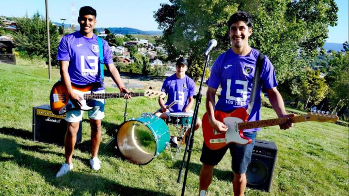 La tradicional banda de rock chilena será parte de los sponsors del cuadro lila para lo que resta del torneo de Tercera B. Su líder Álvaro Henríquez es confeso hincha del club.
