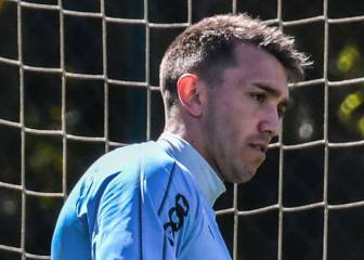 Arquero de Uruguay ninguneó el debut goleador de la Roja