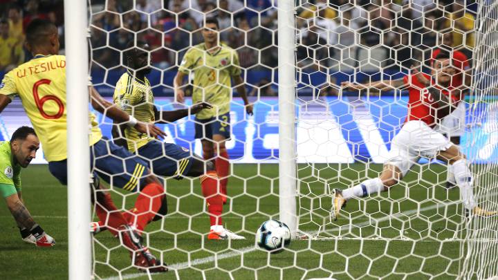 Fue en el minuto 16 que Charles Aranguiz anotó el primer tanto de Chile ante Colombia, pero el juez argentino Fernando Rapallini revirtió el cobro en el videoarbitraje.