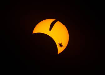 Parapentista chileno sorprendió con vuelo en medio del eclipse solar