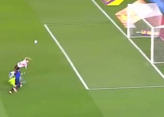 El extraño debut de Díaz: casi gol y duro choque con Armani