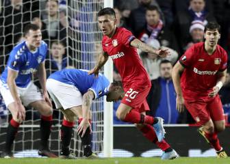 La magia de Aránguiz guía al Leverkusen en Europa League