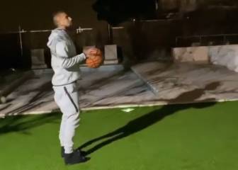 Vidal mostró sus dotes para el básquetbol: ¡qué triple!