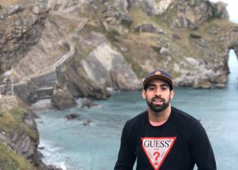 El chileno que cuida a los abuelos de su barrio en el País Vasco