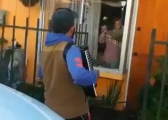 El video más emotivo de la crisis: visita a sus padres y les toca el acordeón desde afuera