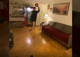 ¡Con sartenes! El genial partido de tenis que Alejandro Tabilo montó en el living de su casa