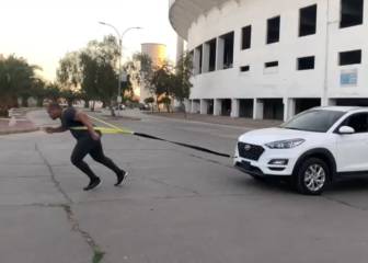 ¡Figura chilena mueve un auto con su fuerza para ayudar a afectados por el coronavirus!