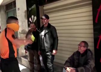 ¡Árbitro salió a mostrarle tarjetas a los que no cumplen con la distancia social!