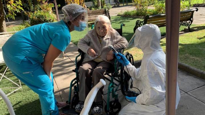 La más longeva: anciana de 111 años superó el Covid-19 en Chile