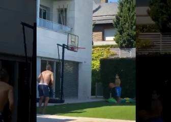 ¡Así se encesta! Vidal mostró su habilidad para el básquetbol