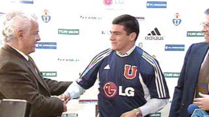 De niño soy azul": el día que un ex Colo Colo remeció el mercado al fichar en la U - AS Chile