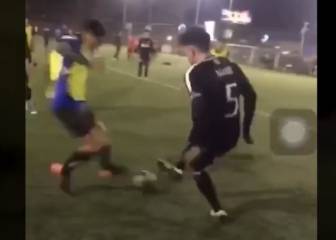 ¡No solo música! Líder de 'La Combo Tortuga' mostró este golazo con túnel incluido