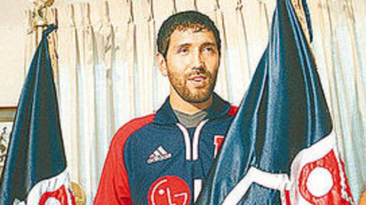 El día que Pedro Reyes sorprendió al fichar en la U y se ganó el odio de los albos - AS Chile