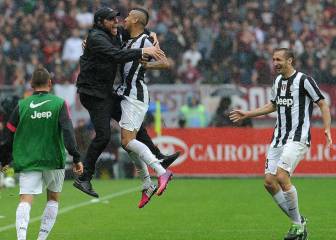 Antonio Conte reaparece y presiona otra vez por Arturo Vidal