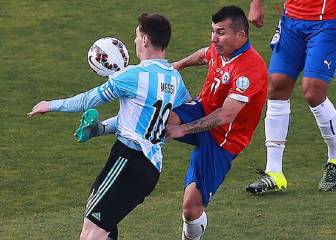 ¡Entró con todo! La recordada patada de Gary Medel a Messi