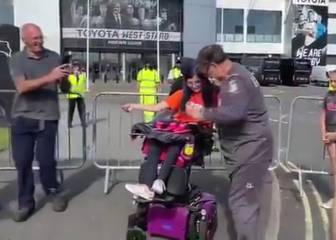 Otra de Bielsa: bajó de su auto para festejar con una hincha discapacitada del Leeds